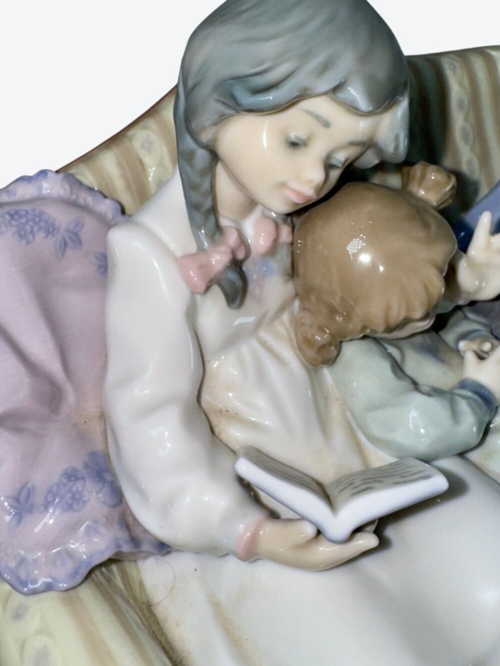 LLADRÓ 05735 Lectura Infantil Big Sister Children Reading Sofa Figurine - Picture 13 of 16